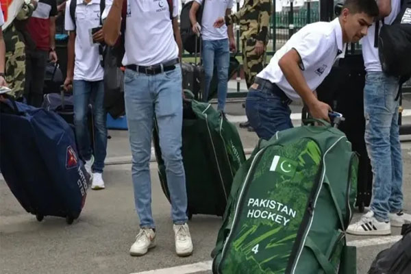 ಎಲ್ಲಿ ಹೋದ್ರೂ ಮರ್ಯಾದೆನೇ ಇಲ್ಲ..! ಹೋಟೆಲ್ ಬಿಲ್ ಕಟ್ಟಲಾಗದೇ ರಸ್ತೆಯಲ್ಲೇ ನಿಂತ ಪಾಕ್ ಆಟಗಾರರು!